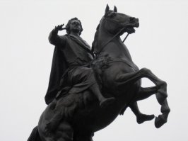 "Вот ещё одно совпадение. 
Пётр I держит руку так, что в неё легко вложить копьё, оно вполне гармонично там бы смотрелось."
На фото ниже отлично видно (и каждый, кто хоть раз видел памятник в живую, это знает), что Петр протягивает вперед руку с растопыренными пальцами. Копье туда вложить не получается никак... А уж тем более так, чтобы оно в сторону змеи смотрело. Разве что он копье держит как финку, между пальцев. Остальная аргументация в статье примерно на том же уровне.