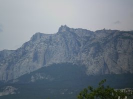 На последнем фото Алупка. Парк Воронцова. А Мисхор в феврале и летом: