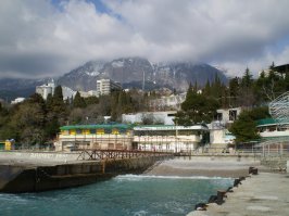 На последнем фото Алупка. Парк Воронцова. А Мисхор в феврале и летом: