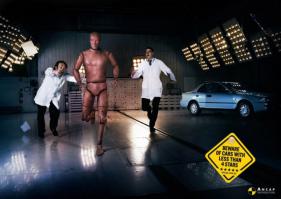 На Дмитровском автополигоне, на краш-тесте лада Калина манекен вырвался и убежал.