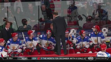 в матче с США, Брагин, что бы завести игроков, встал на бортик и оттуда давал установку на игру.