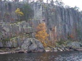 СКАЛА, -ы; мн. скалы; ж.
Каменная глыба, утёс с крутыми склонами и острыми выступами. Гранитные скалы. Подводные скалы. Судно разбилось о скалы.