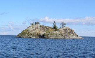 Это фото с Ладоги.
Наберите в поисковике: "скалы на ладожском озере"