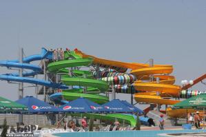 для тех кто не в курсе: Кирилловка - это небольшая деревня на берегу Азовского моря в 70 км от Мелитополя (Украина). В последнее время очень до известных событий очень популярен для отдыха с детьми. Своего рода "Евпатория" на Азове. Из достопримечательностей - нехилый аквапарк не хуже чем в Турциях(для меня до сих пор загадка кто отважился на такие инвестиции. Аквапарк построен в чистом поле практически и заполняемость ниже среднего)Рядом - дельфинарий ( не времянка какая-нибудь а такой стационарный конкретный дельфинарий), "Украинская деревня" - по примеру "болгарской деревни", с лошадьми, шароварами и костюмами а-ля-Тарас Бульба,тачанками,джигитовкой по казачьи и пр. В этом году - ни одного "москаля" не было, одни прижимистые украинцы у которых с собой "Все свое". Местные в тоске..