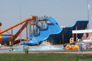 для тех кто не в курсе: Кирилловка - это небольшая деревня на берегу Азовского моря в 70 км от Мелитополя (Украина). В последнее время очень до известных событий очень популярен для отдыха с детьми. Своего рода "Евпатория" на Азове. Из достопримечательностей - нехилый аквапарк не хуже чем в Турциях(для меня до сих пор загадка кто отважился на такие инвестиции. Аквапарк построен в чистом поле практически и заполняемость ниже среднего)Рядом - дельфинарий ( не времянка какая-нибудь а такой стационарный конкретный дельфинарий), "Украинская деревня" - по примеру "болгарской деревни", с лошадьми, шароварами и костюмами а-ля-Тарас Бульба,тачанками,джигитовкой по казачьи и пр. В этом году - ни одного "москаля" не было, одни прижимистые украинцы у которых с собой "Все свое". Местные в тоске..