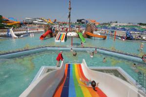 для тех кто не в курсе: Кирилловка - это небольшая деревня на берегу Азовского моря в 70 км от Мелитополя (Украина). В последнее время очень до известных событий очень популярен для отдыха с детьми. Своего рода "Евпатория" на Азове. Из достопримечательностей - нехилый аквапарк не хуже чем в Турциях(для меня до сих пор загадка кто отважился на такие инвестиции. Аквапарк построен в чистом поле практически и заполняемость ниже среднего)Рядом - дельфинарий ( не времянка какая-нибудь а такой стационарный конкретный дельфинарий), "Украинская деревня" - по примеру "болгарской деревни", с лошадьми, шароварами и костюмами а-ля-Тарас Бульба,тачанками,джигитовкой по казачьи и пр. В этом году - ни одного "москаля" не было, одни прижимистые украинцы у которых с собой "Все свое". Местные в тоске..