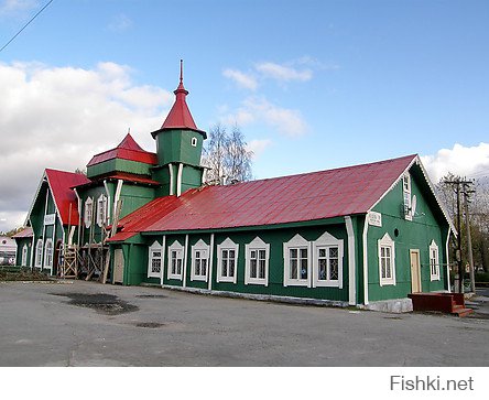 красивое здание, выкрасит только надо хотя бы, а лучше отреставрировать -история же.