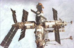 все таки ссср построил и запустил станцию, она как и первый человек в космосе, первая станция. остальные идут следом.