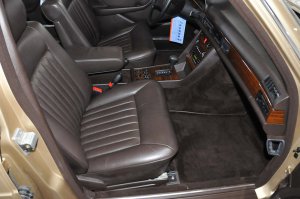 Чуть более современный W126 1982-го года с пробегом всего 2510 км!