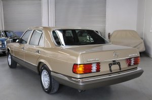 Чуть более современный W126 1982-го года с пробегом всего 2510 км!