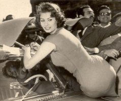 Этих мужиков явно больше интересуют тачки!