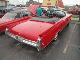 Стиль был настолько крут, что даже последующие модели CADILLAC шестидесятых сохранили эти черты, конечно в рамках нового дизайна кузова "хвосты" уменьшились в размерах. На фото CADILLAC ELDORADO 1964 года.