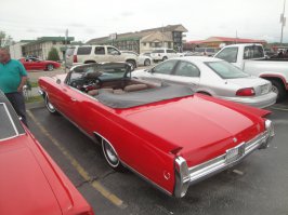 Стиль был настолько крут, что даже последующие модели CADILLAC шестидесятых сохранили эти черты, конечно в рамках нового дизайна кузова "хвосты" уменьшились в размерах. На фото CADILLAC ELDORADO 1964 года.