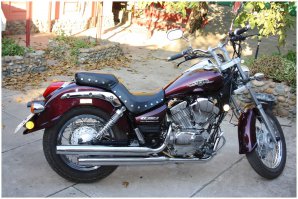 Не все китайские мотоциклы одинаково плохие. Конечно основная масса их продукции - полный шлак (особенно местной китайской разработки). Но есть и приятные исключения. 
Например копия мотоцикла Yamaha XV250 Virago (в США V-Star) от компании Lifan подназванием Lifan LF250. Почему же этот клон так выделяется качеством от своих сородичей? Все дело в том, что Ямаха выпускала модель XV250 много лет и благодаря своей очень удачной конструкции данный мотоцикл практически без изменений продержался на японском конвейере рекордно долго. Кстати продавался он по всему миру. Но наступил момент, когда эта модель была признана устаревшей, а ее место должна была занять более прогрессивная, и что важно - экологичная. В результате Японцы продали оборудование и лицензию на данную модель своим узкоглазым соседям Китайцам. После чего на заводе Lifan, который является крупнейшим производителем авто и мототехники в поднебесной, началось производстово (на японском оборудовании) мотоцикла Lifan LF-250 - абсолютной копии Ямахи. Этот китайский мотоцикл продолжил эстафету популярности своего прообраза и так же разошелся многочисленными экземплярами по всему миру. В США он популярен до сих пор (на YouTube много видео из США). 
В основе его успеха - очень эффектный внешний вид и крайне удачная (простая и долговечная) конструкция: один горизонтальный карбюратор Micuni на два V-образных цилиндра с классическим углом развала 60 градусов. Четырехтактный мотор с двумя клапанами на цилиндр. Мощные подшипники коленвала и валов пятиступенчатой КПП. Даже цепь изначально от более мощной модели с запасом по нагрузке! Ну и в конце концов, так как разрабатывали модель Японцы, то и эргономика, развесовка, комфорт и управляемость очень хороши. Динамика двигателя отменная. Звук выхлопа V-образки ласкает слух. Каждому советую неприменно прокатиться на таком аппарате если представится возможность!