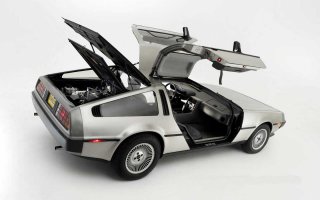 По-настоящему культовый автомобиль это De Lorean DMC-12
Уверен, никто из вас не отказался бы от такой тачки!