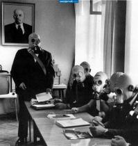 Заседание по увольнению кухарки столовой, умеющей готовить только горошницу))