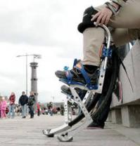 Все уже давно придумано и стоит копейки.
Что-то около 10 к, а то и меньше.

В 1999 году австрийский изобретатель Александр Бок придумал необычное изобретение – пружинящие ходули, принцип работы которых основан на строении коленей кенгуру. Запатентовав изобретение в 2004 году и назвав его «специальным тренажёром для бега и прыжков», Александр Бок выпустил его на рынок, тем самым положив начало массовому увлечению бегом и прыжками на джамперах. По имени изобретателя тренажёры назвали боками, их обладателей – бокерами, а сам вид спорта – бокингом (bocking) или пауэрбокингом (powerbocking).