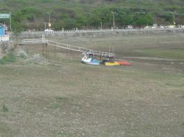 Индия.Удайпур.Дно озера Пичола.Высохло озеро,видимо.Жара была +44.Только большая лужа воды посередине осталась.Сам фотографировал.Зрелище довольно жуткое.