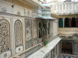 Отличные фото.А вот мои.1.Индия.Удайпур. 2.Иордания. Сокровищница Эль-Хазна. 3.Великобритания. Стоунхендж.