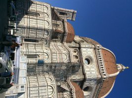 Хороший город. Уютный . 
Заметил что только китайцам экономический кризис пофиг))))
Процентов 70 - китайцы.
Был в феврале