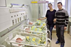 Спасибо! Свое вспомнил, на глазах слезы были. А вот здесь у папы на лице кажется печалька, не ожидал такого расклада. Так как двое детей уже есть - теперь еще 3. От администрации вроде получили стиралку и еще обещали материально помочь с улучшением жилищных условий. Врачи на УЗИ даже не увидели что их трое.