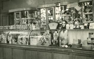 Автор залез в глубокий архив ЖЖ блога Германыча (известного обсирателя всего советского) и выложил все это тут ни мало не потрудившись над его содержанием. Как-то это не очень здорово.
А по сути выложенного замечу, одно и то же можно и так и эдак сфотографировать, а потом еще подборочку предвзято сделать, в зависимости от того, чего хочешь доказать. Если хочется доказать, что в СССР был дефицит и пустые витрины, выкладывай фотки, сделанные перед закрытием магазина, когда все распродано. Если хочешь доказать, что в СССР было изобилие и прилавки ломились от товаров, поищи фотки сделанные после свежего завоза или перед посещением магазина высокой комиссией.
Вот к примеру несколько другие фотографии витрин советской торговли: