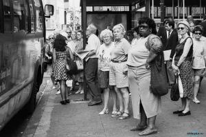 в 1958  году была цветная фотография в СССР точно, в пендосии очевидно! Почему все темное и мрачное? Почему снимать на черно-белую пленку?очевидно что две поющие девочки в цветных платье. а овощной рынок гораздо красочнее. да и женщина с дочкой не в ресторане, а скорей в обычной столовой. а если посмотреть на чб фото сша то тоже не радостно.