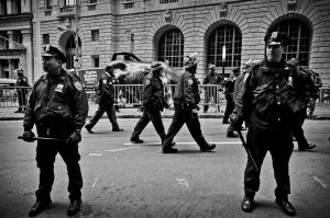 в 1958  году была цветная фотография в СССР точно, в пендосии очевидно! Почему все темное и мрачное? Почему снимать на черно-белую пленку?очевидно что две поющие девочки в цветных платье. а овощной рынок гораздо красочнее. да и женщина с дочкой не в ресторане, а скорей в обычной столовой. а если посмотреть на чб фото сша то тоже не радостно.