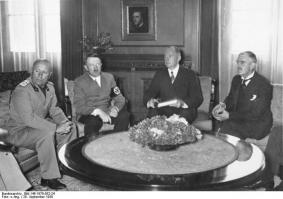 я так понимаю в 1934 году польша подписала с германией договор . кстати вот тоже чудное фото пислудского с геббельсом.а вот и мюнхен. Итак, 29 сентября 1938 года в мюнхенской резиденции Гитлера «Фюрербау» собрались главы правительств Великобритании, Франции, Германии и Италии (Чемберлен, Даладье, Гитлер, Муссолини соответственно). В ходе двухдневных переговоров они решили судьбу Чехословакии, представителей которой пригласили лишь для «выслушивания приговора» (СССР вообще было отказано в участии во встрече).