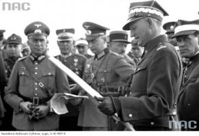 я так понимаю в 1934 году польша подписала с германией договор . кстати вот тоже чудное фото пислудского с геббельсом.а вот и мюнхен. Итак, 29 сентября 1938 года в мюнхенской резиденции Гитлера «Фюрербау» собрались главы правительств Великобритании, Франции, Германии и Италии (Чемберлен, Даладье, Гитлер, Муссолини соответственно). В ходе двухдневных переговоров они решили судьбу Чехословакии, представителей которой пригласили лишь для «выслушивания приговора» (СССР вообще было отказано в участии во встрече).