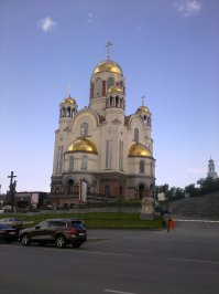 там комплекс из 7 соборов по числу членов царской семьи. собственно построено на месте  шахты куда их сбрасывали. непосредственно на месте где их убили стоит вот такой собор.