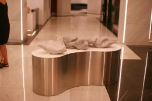 Был на Кипре с семьёй, в фойе отеля тоже можно было приобщиться к высокому искусству.