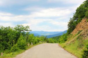 Крым, дорога спускается от секретного в Советское время военного городка, находящегося в горах и вливается в шоссе на Симферополь