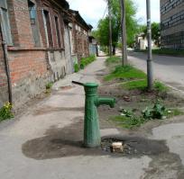 Да хрен с этими бабами на фото, это просто рекламная фишка, а вспоминаю лето, каникулы, жара и ты с друзьями на велосипедах, подкатываешь к колонке, нажимаешь на рычаг, и пьешь воду и моешься, абсолютно весь. Не нашел с детьми фото, но надеюсь воображение работает.