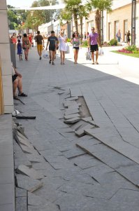 что  имеем теперь? ублюдочную стройку у дома с одной стеной, гостиницу одесса, как памятник архитектурного позора, растерзанную Аркадию