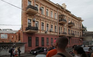 что  имеем теперь? ублюдочную стройку у дома с одной стеной, гостиницу одесса, как памятник архитектурного позора, растерзанную Аркадию