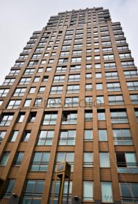 Так за пару минут рядом появился небоскреб близнец, только кирпичный