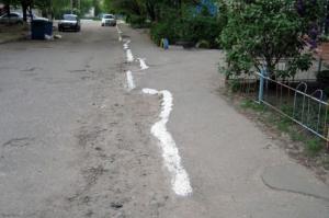 Не зебра,конечно,но тоже для удобства пешеходов (и водителей)