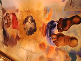 Да,это потолок.
Музей Сальвадора Дали в Испании.
Сам рисовал (всмысле Дали) в 3D.
Кстати,фотографией эффект 3D не передать.
Ощущение,что ноги свисают с потолка