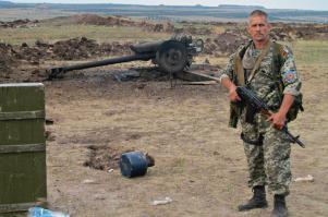 Украинская армия, ситуация на сегодня.
 
ГРАНИЦА

Бойцы 72-й и 79-й бригад, рассредоточенных вдоль кордона, по-прежнему находятся в сложном положении, а обещанная командованием помощь продуктами и боеприпасами начала поступать только вечером, да и то добралась пока не до всех. «20 минут назад закончился артобстрел из дальнобойных пушек, — говорил вчера днем нам боец 79-й бригады. — Этой ночью сгорела кухня. Уцелел только мешок крупы. Поэтому завтрака не было, обед тоже отменили. Вот на ужин будет каша». Боеприпасы и продукты к ним не привозят уже 24 дня. «Мы сидим здесь вообще без ничего. Вчера у многих солдат были нервные срывы: один взял и из «Мухи» (гранатомет. — Авт.) пальнул просто в поле. Его связали, дали успокоительное», — сказал собеседник.

Из-за напряжения часть бойцов 51-й отдельной мехбригады, стоящей неподалеку, решили сдаться россиянам, перейдя границу. Глава Минобороны Валерий Гелетей косвенно подтвердил факт дезертирства: «Проинформирую в ближайшее время президента и общество, как это произошло и каким образом», — сказал Гелетей.

А вот бойцы 79-й рассказали «Вестям», что у дезертиров попросту сдали нервы от голода и постоянных обстрелов. «Сейчас замначальника Генштаба проводит расследование по этому поводу. Когда оно закончится — станет понятно, что будет дальше с этими солдатами», — подчеркнул пресс-офицер АТО Алексей Дмитрашковский.

В расположении 72-й бригады, которая понесла наиболее серьезные потери, царила обманчивая тишина. «Бьют по ночам: вчера — снова «Градом» три залпа, а потом начался артобстрел, и мы не вылезали из окопов. Потерь вроде нет, хотя по рации о них просто не говорят», — рассказал нам солдат из 72-й бригады. По его словам, помощь к ним не приходит уже две недели. «У нас осталось две банки тушенки, и вот сегодня вроде бы местные принесли пять пачек риса и 15 буханок хлеба. Так что ужин будет», — пояснил солдат. Поздно вечером он подтвердил, что помощь пришла: «По боеприпасам не знаю, а продукты привезли». А вот солдат из 79-й бригады сказал, что пока никакой помощи еще не поступало.

оригинал ,