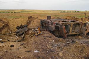 Украинская армия, ситуация на сегодня.
 
ГРАНИЦА

Бойцы 72-й и 79-й бригад, рассредоточенных вдоль кордона, по-прежнему находятся в сложном положении, а обещанная командованием помощь продуктами и боеприпасами начала поступать только вечером, да и то добралась пока не до всех. «20 минут назад закончился артобстрел из дальнобойных пушек, — говорил вчера днем нам боец 79-й бригады. — Этой ночью сгорела кухня. Уцелел только мешок крупы. Поэтому завтрака не было, обед тоже отменили. Вот на ужин будет каша». Боеприпасы и продукты к ним не привозят уже 24 дня. «Мы сидим здесь вообще без ничего. Вчера у многих солдат были нервные срывы: один взял и из «Мухи» (гранатомет. — Авт.) пальнул просто в поле. Его связали, дали успокоительное», — сказал собеседник.

Из-за напряжения часть бойцов 51-й отдельной мехбригады, стоящей неподалеку, решили сдаться россиянам, перейдя границу. Глава Минобороны Валерий Гелетей косвенно подтвердил факт дезертирства: «Проинформирую в ближайшее время президента и общество, как это произошло и каким образом», — сказал Гелетей.

А вот бойцы 79-й рассказали «Вестям», что у дезертиров попросту сдали нервы от голода и постоянных обстрелов. «Сейчас замначальника Генштаба проводит расследование по этому поводу. Когда оно закончится — станет понятно, что будет дальше с этими солдатами», — подчеркнул пресс-офицер АТО Алексей Дмитрашковский.

В расположении 72-й бригады, которая понесла наиболее серьезные потери, царила обманчивая тишина. «Бьют по ночам: вчера — снова «Градом» три залпа, а потом начался артобстрел, и мы не вылезали из окопов. Потерь вроде нет, хотя по рации о них просто не говорят», — рассказал нам солдат из 72-й бригады. По его словам, помощь к ним не приходит уже две недели. «У нас осталось две банки тушенки, и вот сегодня вроде бы местные принесли пять пачек риса и 15 буханок хлеба. Так что ужин будет», — пояснил солдат. Поздно вечером он подтвердил, что помощь пришла: «По боеприпасам не знаю, а продукты привезли». А вот солдат из 79-й бригады сказал, что пока никакой помощи еще не поступало.

оригинал ,