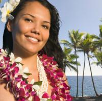 Если жительница Гавайских островов кладёт цветы за правое ухо, она сообщает тем самым, что доступна. Чем больше цветов, тем сильнее её желание. ;)