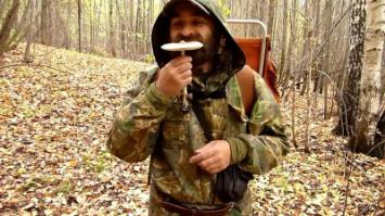 Мало кто знает, но это Гриб-Зонтик, очень вкусный! Его можно есть даже сырым, но лучше обвалять в муке с яйцом и поджарить на сковородке, по вкусу мало кто отличает от отбивных! Их бывает несколько видов, есть и ядовитые, нужно быть бдительным и уметь отличать!