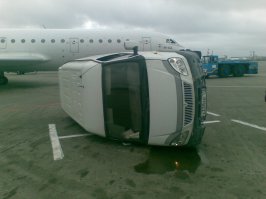 такое тоже случаеться.самолёт забодал газельку.