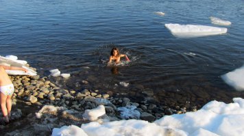 а вот ещё купальник не носит.. :)