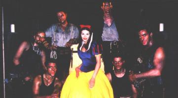 эти шахтёры тоже хороши, да и Белоснежка симпотная