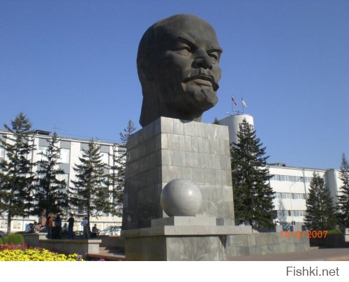 Самый большой по размеру памятник Ленину находится в славном городе Улан-Удэ.