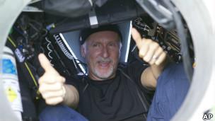 26 марта 2012 года в рамках проекта Deepsea Challenger Джеймс Кэмерон достиг дна на глубине 10898 м в котловине Челленджер в Марианской впадине. Ранее, 23 января 1960 года, в этой же котловине погружался на дно батискаф «Триест» с Жаком Пикаром и Доном Уолшем на борту. Таким образом, Кэмерон является третьим в мире человеком, побывавшим на дне Марианской впадины, и первым человеком, побывавшим там в одиночном погружении около трёх часов.