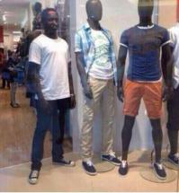 Я ПОНЯЛ!!!!
Здесь один манекен без подставки:)