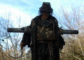 В ужастиках любят тему пугал)